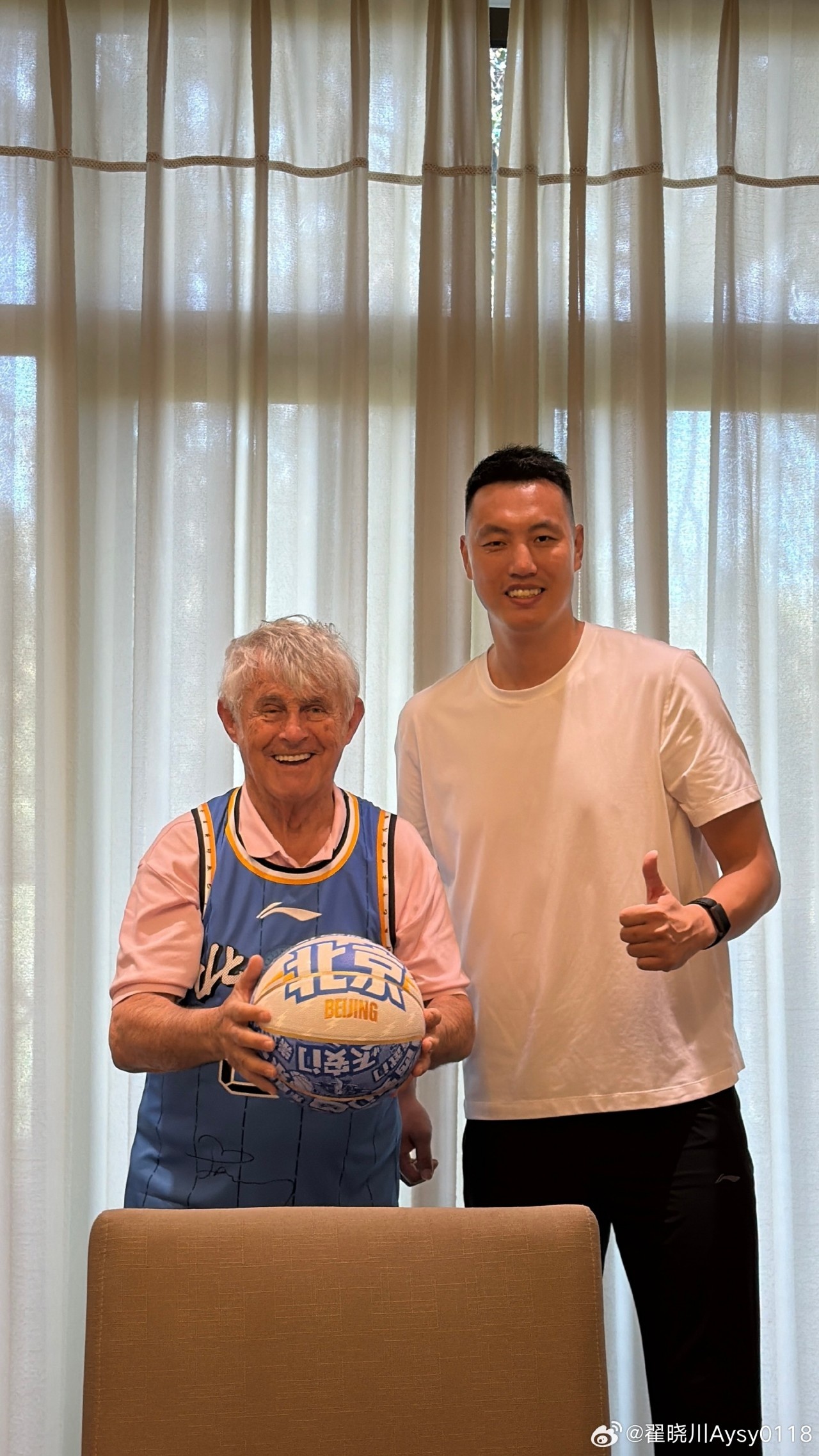 跨界同框！翟晓川晒照与前国足主帅米卢合影：很荣幸在首钢园见面