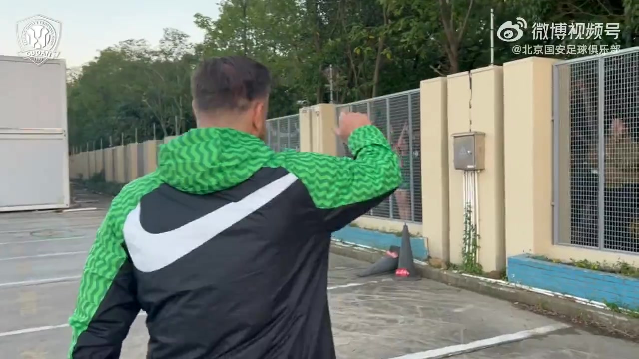 与申花U20赛前，主教练巴克豪斯特地与无法进场的国安远征军交流